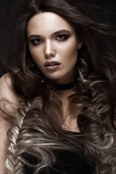 Brunett tjej med en kreativ frisyr flätor och mörka make-up. Vackert ansikte. — Stockfoto