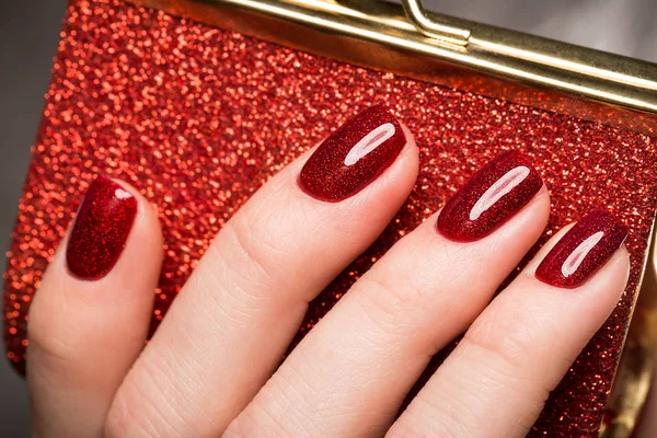 Ljusa festliga röda manikyr på kvinnliga händer. Naglar design — Stockfoto