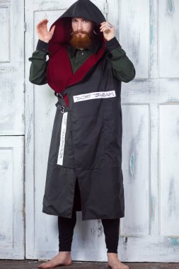 Stüdyoda poz bir yaratıcı, sıradışı Kızıl saçlı adam giysi Tasarımcısı ve kulakları, tünellerde