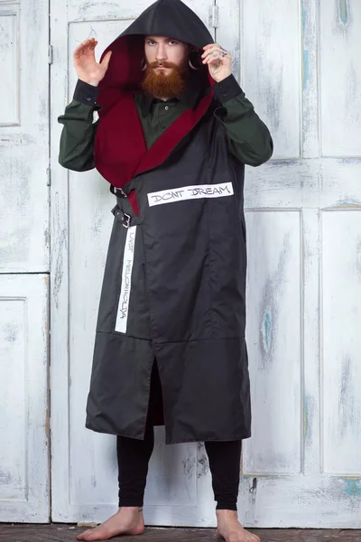 Stüdyoda poz bir yaratıcı, sıradışı Kızıl saçlı adam giysi Tasarımcısı ve kulakları, tünellerde