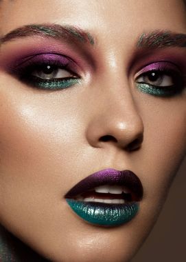 Yaratıcı renkli makyajlı güzel bir kız. Güzel surat..