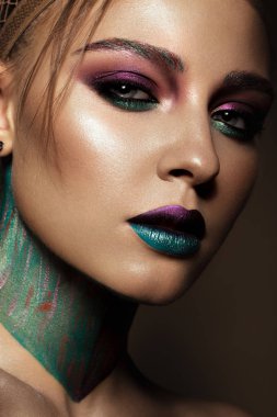Yaratıcı renkli makyajlı güzel bir kız. Güzel surat..