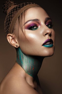 Yaratıcı renkli makyajlı güzel bir kız. Güzel surat..