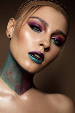 Yaratıcı renkli makyajlı güzel bir kız. Güzel surat..