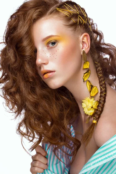 Retrato de hermosa chica pelirroja con maquillaje de arte de colores brillantes y rizos. Cara de belleza . — Foto de Stock