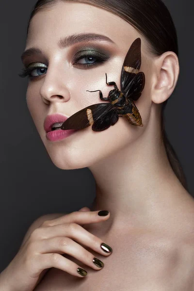 Retrato de hermosa chica con maquillaje colorido y cigarra. Cara de belleza . — Foto de Stock