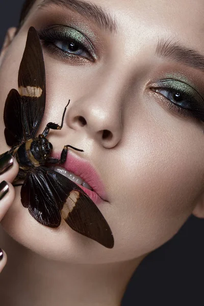 Retrato de hermosa chica con maquillaje colorido y cigarra. Cara de belleza . — Foto de Stock