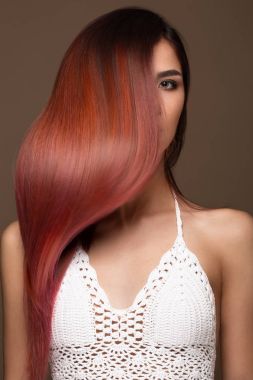 Pembe saçlı kız güzel bir mükemmel düz saç ve klasik makyaj ile hareket ettirin. Güzellik.