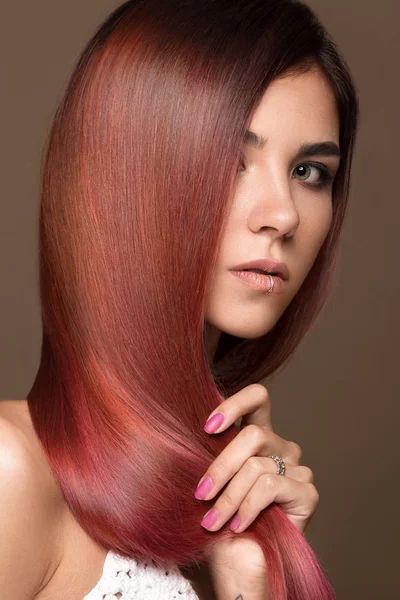 Beautiful pink-haired girl in move with a perfectly smooth hair, and classic make-up. Beauty face. — Stock Photo, Image