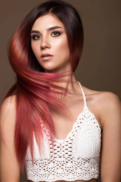 Bella ragazza dai capelli rosa in movimento con capelli perfettamente lisci e trucco classico. Bellezza viso . — Foto Stock