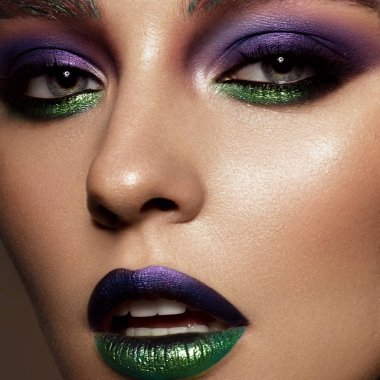 Yaratıcı renkli makyajlı güzel bir kız. Güzel surat..