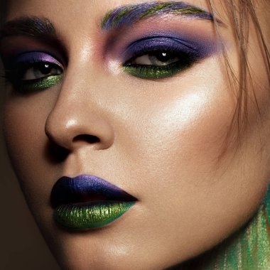 Yaratıcı renkli makyajlı güzel bir kız. Güzel surat..