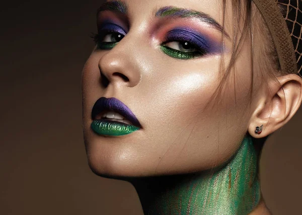 Yaratıcı renkli makyajlı güzel bir kız. Güzel surat..