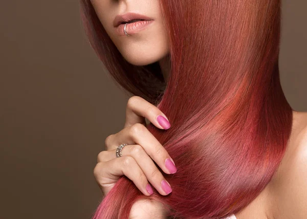 Beautiful pink-haired girl in move with a perfectly smooth hair, and classic make-up. Beauty face. — Stock Photo, Image