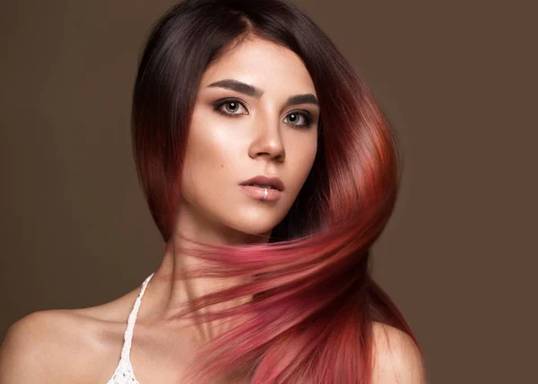 Bella ragazza dai capelli rosa in movimento con capelli perfettamente lisci e trucco classico. Bellezza viso . — Foto Stock