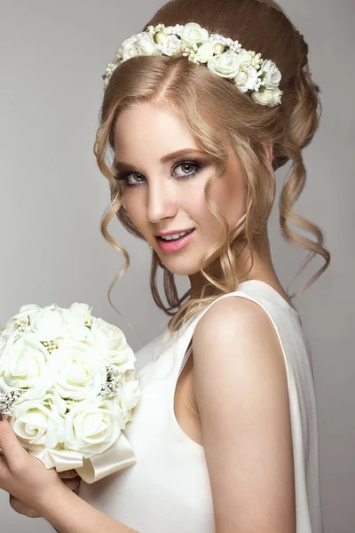 Όμορφη ξανθιά κοπέλα στην εικόνα της νύφης με τα άσπρα λουλούδια στο κεφάλι της. Πρόσωπο ομορφιάς. — Φωτογραφία Αρχείου