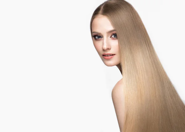 Menina loira bonita com um cabelo perfeitamente liso, e maquiagem clássica. Cara de beleza . — Fotografia de Stock