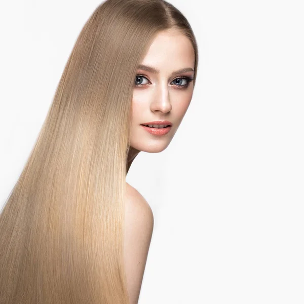 Mooi blond meisje met een perfect glad haar, en klassieke make-up. Schoonheid gezicht. — Stockfoto