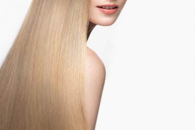 Mükemmel düz saç ve klasik makyaj güzel sarışın kız. Güzellik.