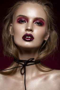 Yaratıcı parlak makyaj ile rhinestones güzel kızla. Güzellik.