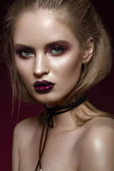 Vacker flicka med kreativa ljus makeup med strass. Vackert ansikte. — Stockfoto