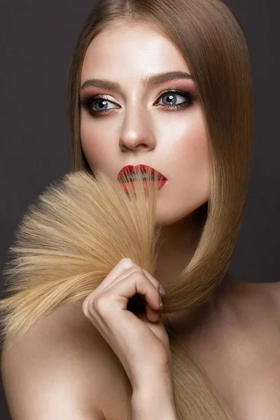 아름 다운 금발 소녀 완벽 하 게 부드러운 머리카락, 클래식 화장과 붉은 입술. 아름다움 얼굴 — 스톡 사진