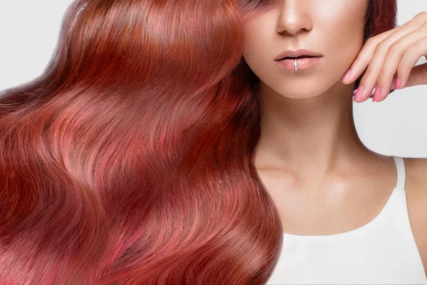 Mooi roze-haired meisje in beweging met een perfect krullen haar, en klassieke make-up. Schoonheid gezicht. — Stockfoto