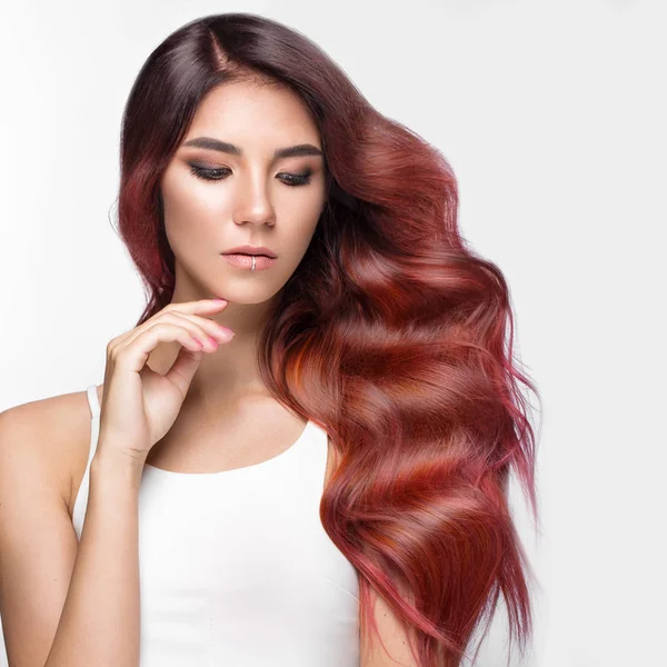 Bella ragazza dai capelli rosa in movimento con capelli perfettamente ricci e trucco classico. Bellezza viso . — Foto Stock