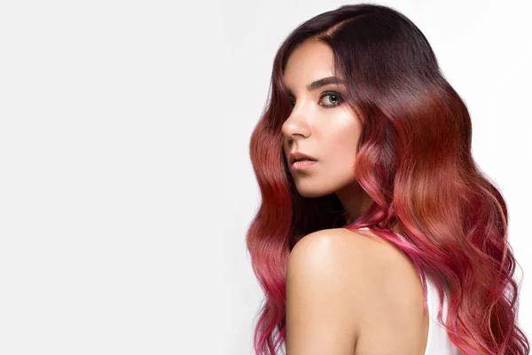 Bella ragazza dai capelli rosa in movimento con capelli perfettamente ricci e trucco classico. Bellezza viso . — Foto Stock