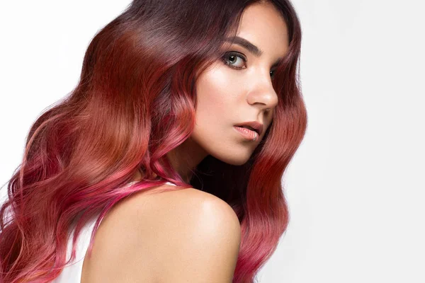 Vacker rosa hår flicka i flytta med perfekt lockar hår och klassiska make-up. Vackert ansikte. — Stockfoto