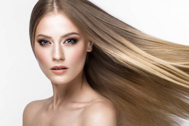 Mükemmel düz saç ve klasik makyaj güzel sarışın kız. Güzellik.