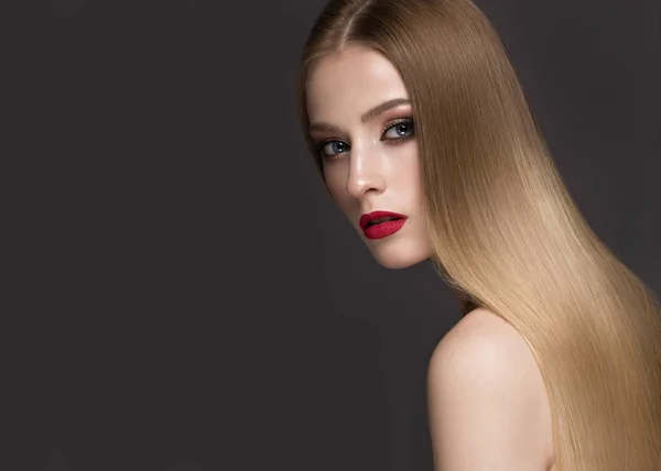 Menina loira bonita com um cabelo perfeitamente liso, maquiagem clássica e lábios vermelhos. Cara de beleza — Fotografia de Stock