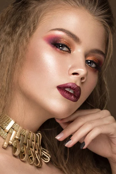 Hermosa modelo rubia: rizos, maquillaje brillante, joyas de oro y labios rojos. La cara de belleza . —  Fotos de Stock