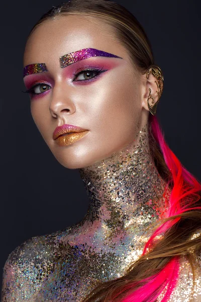 Vacker flicka med kreativa glitter makeup, gnistrar, ovanliga ögonbryn. Skönhet är en konst-ansikte. — Stockfoto