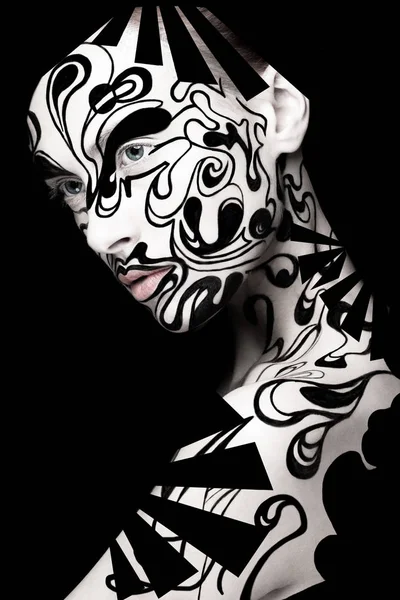 Красива дівчина з мистецьким чорно-білим макіяжем і цвяхами. Креативна краса обличчя . — стокове фото