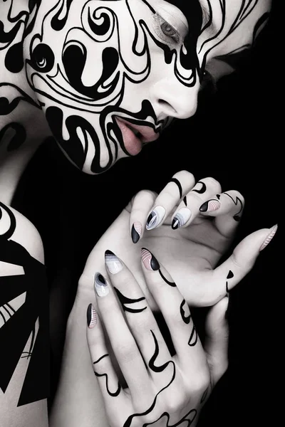 Hermosa chica con el arte de maquillaje y uñas en blanco y negro. Cara de belleza creativa . — Foto de Stock