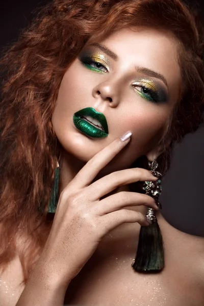 Beautiful redhair model: curls, bright makeup, jewelry and green lips. The beauty face. — Stock Photo, Image