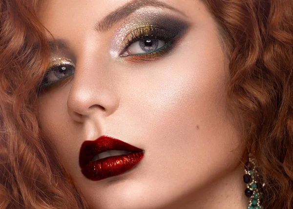 Beau modèle roux : boucles, maquillage lumineux, bijoux et lèvres rouges. Le visage de beauté . — Photo