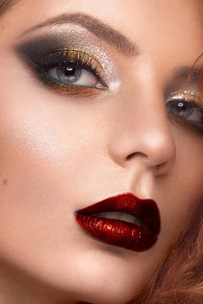 Hermosa pelirroja modelo: rizos, maquillaje brillante, joyas y labios rojos. La cara de belleza . — Foto de Stock