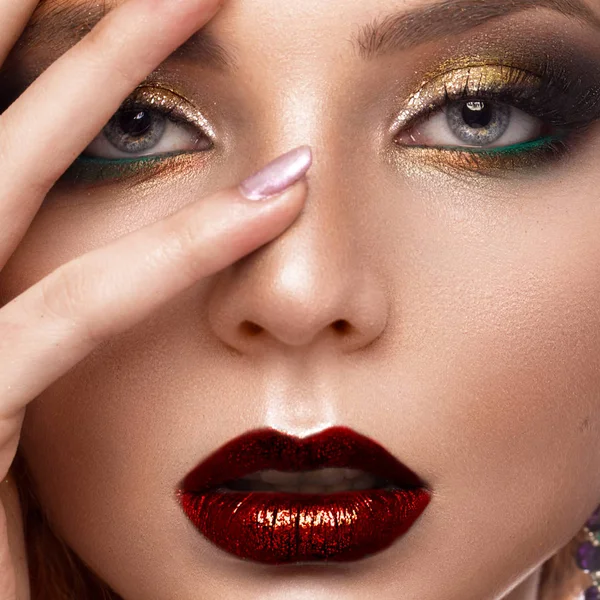 Hermosa pelirroja modelo: rizos, maquillaje brillante, joyas y labios rojos. La cara de belleza . — Foto de Stock