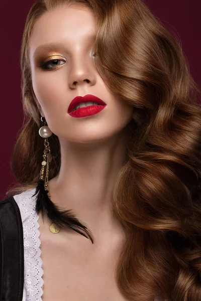Hermosa pelirroja modelo: rizos, maquillaje de oro brillante, joyas y labios rojos. La cara de belleza . — Foto de Stock