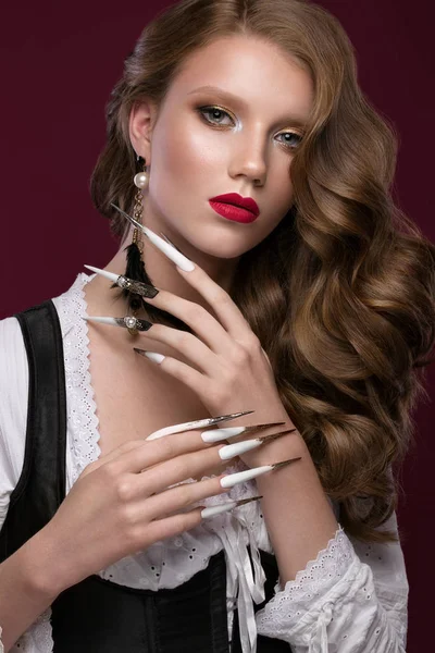 Vackra redhair modell: lockar, ljus guld makeup, långa naglar och röda läppar. Skönhet ansiktet. Manikyr design — Stockfoto