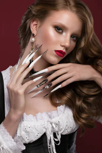 아름 다운 redhair 모델: 곱슬 머리, 밝은 골드 메이크업, 긴 손톱과 붉은 입술. 아름다움 얼굴입니다. 매니큐어 디자인 — 스톡 사진