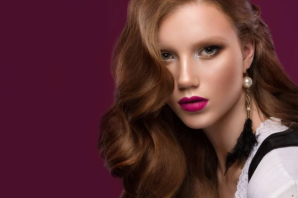 Modelo de cabelo ruivo bonito: cachos, maquiagem em ouro brilhante, jóias e lábios vermelhos. O rosto de beleza . — Fotografia de Stock