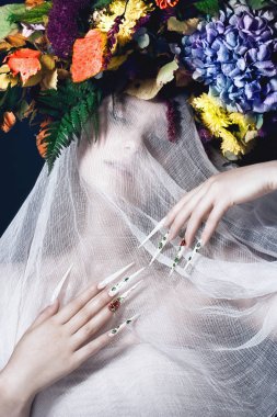 Sanat makyaj, çiçek ve tasarım güzel kız manikür çivi. Güzellik.