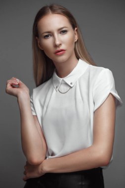 seksi manken uzun saçlı, genç Avrupa çekici, güzel gözler, mükemmel cilt Studio farklı pozlar gösterilen glamour vogue test fotoğraf çekimleri için poz