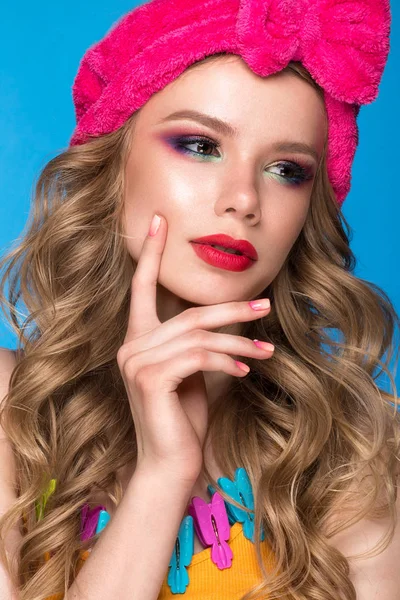 Světlé veselá dívka v domácí čepici, barevný make-up, kudrlinky a růžová manikúra. Krása tváře. — Stock fotografie