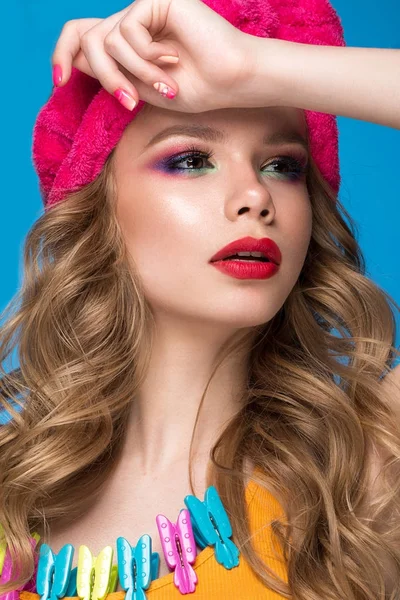 Ljusa glada flicka i hem hatt, färgglada make-up, lockar och rosa manikyr. Vackert ansikte. — Stockfoto