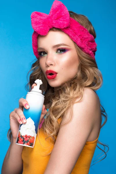 Világos, vidám lány otthon kalap, színes smink, fürtök és rózsaszín manikűr. Szépség arc. — Stock Fotó