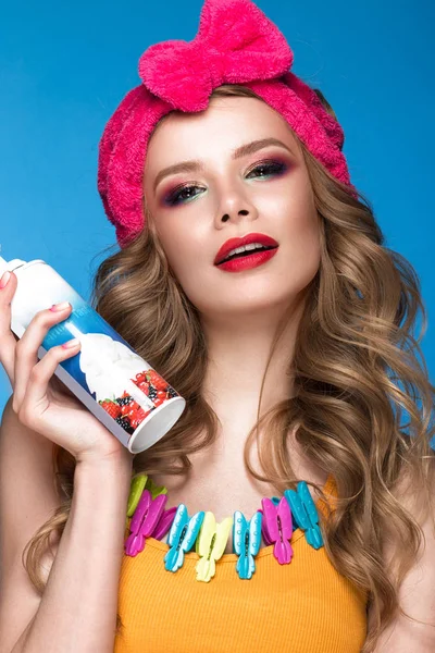 Brillante ragazza allegra in cappello di casa, trucco colorato, riccioli e manicure rosa. Bellezza viso . — Foto Stock